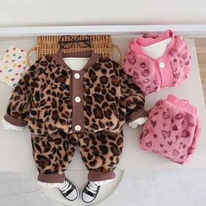 Комплекты одежды из 2 предметов, милые бархатные теплые бархатные костюмы для маленьких мальчиков и девочек, весенне-осенне-зимняя одежда, детское толстое пальто с леопардовым принтом, костюмы 231117