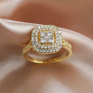 Fedi nuziali di lusso femminile piccolo anello di cristallo rotondo bianco vintage fedi nuziali color oro rosa per le donne carino anello di fidanzamento zircone quadrato AA230417