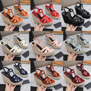 2023 Designer Luxus Sexy Keilabsatz Sandalen Y Familie Damen 100% Leder Mode Stroh geflochtene wasserdichte Tisch T-Riemen Sandale Damen Zurück ausgehöhlte Peep-Toe-Schuhe