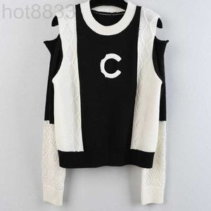 Kvinnors tröjor Designer 2023 Autumn and Winter New Black Sweet and Spicy Off Shoulder Short Style Fashion Design Sense Small Group Knitwear Top Sweater Female Sllv