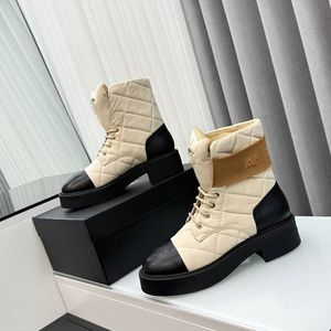 مصمم مصمم فاخر أحذية جلدية في الكاحل الجوارب النساء أزياء القناة الشتوية القناة