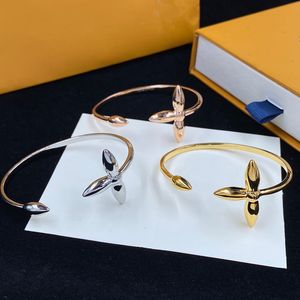 with BOX Classic Designers Bangles Gold Plated Flower Sier Bracelets Women Engraved Bangle for Girls Party Street Popular Jewelry
