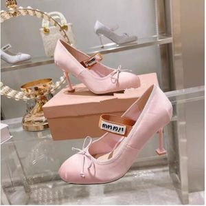 Wrap Wrap Stiletto High Cheels Luxury Ballet Ballet Shoes Women Round Toe Tlies On Designers Ladies Pumps Silk Butterfly Party Party Burmes Female