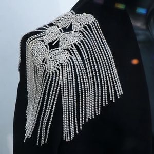 Pimler Broşlar Stonefans Kelebek Rhinestone Omuz Tahtası Rozeti Giyim Takıları Kadınlar Tassel Omuz Ped Kristal Broş Epaulet Dekor 231118