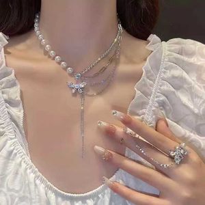 Pendanthalsband Ny Shiny Crystal Butterfly Necklace Delicate Multilayer Pearl Clavicle Necklace Ladies 2022 Trend Smycken Everyday Party Gift Z0417