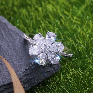 Anillos de banda Fashion White Crystal Rings para mujeres Color de plata Flower Floral Engagement Joya de fiesta de lujo nupcial AA230417