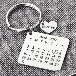 Nyckelringar Lanyards Personlig kalender Keychain Hand snidad nyckelinriktad rostfritt stål Keytag Birthday Wedding Ann Dhgarden Otypy