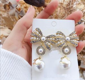 18K Altın Kaplama Küpe Yüksek Son Tasarımcı Marka Çift Mektup Geometri Bowknot Küpe İnci Kristal Rhinestones Eardrop Kadınlar Düğün Jewerlry Kulak Saplama