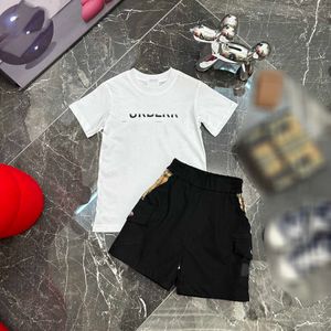 23SS Boys T-shirt şort takım elbise çocuklar set çocuk tasarımcı kıyafetleri yuvarlak boynu saf pamuklu mektup logo baskı kısa kollu ekose kargo şortları takım elbise bebek giysileri