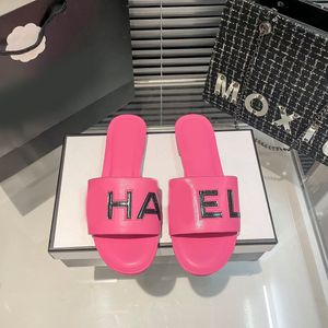 Channel White 23p Black Patent Letters tofflor Slides Dad Sandal Mules präglade signatur Chanl Flip Flops Kvinnor damer Summerskor Fashion Flats Paris Paris