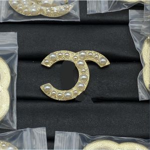 Dangle Chandelierhigh 고품질 고급 쥬얼리, 세련된 보석, 유럽 및 미국 보석, 금감 다이아몬드 진주 편지 브로치