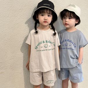 Kläderuppsättningar 2023 Summer Loose Casual Sportswear Girls Bekväm t -shirt Letter Print Tops Cotton Solid Shorts Children Boys Athletic Wear 230417