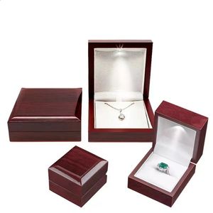 Smyckeslådor ankomster trä vigselring hängande låda med LED -ljus liten prydnad smycken presentförvaring display fall 231118