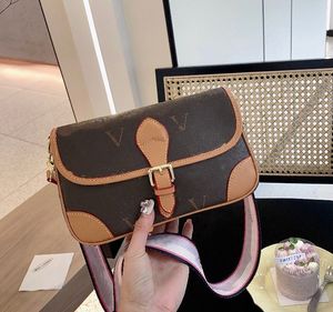 2023 Designers kvinna crossbody väska budbärare Baguette handväskor broderade brev axel plånböcker dubbel rem underarm luffare
