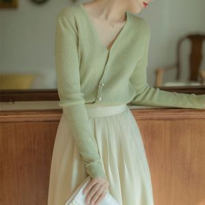 Kvinnors stickade kofta 2023 hösten V-hals söt färsk färg pärlknapp topp mångsidig tröja kappa