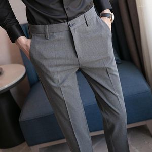 Abiti da uomo Pantaloni da uomo slim da uomo 2023 Pantaloni casual da lavoro primaverili da uomo Abiti da cerimonia Abbigliamento da ufficio di marca alla caviglia