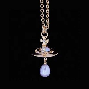 2023 New Designer Ring Pendant Halsband Empress Dowager Saturn Baroque Pearl Necklace Vivian Medieval Three Dimensional Planet Water Drops Collar Chain WPU1