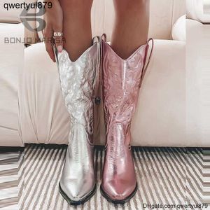 أحذية عصرية BONJOMARISA Cowgirls Cowboy Pink Metallic Western للنساء مدببة بمقدمة مدببة مكدسة بكعب سحب على تصميم العلامة التجارية منتصف العجل