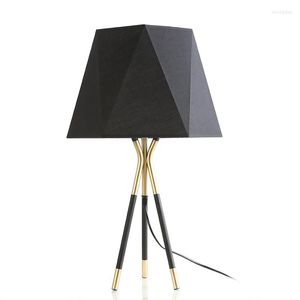 Lampade da tavolo Modern Iron Black E27 LED Lampadina Treppiede Lampada sul comodino con paralume per camera da letto Soggiorno Personal Office Deco