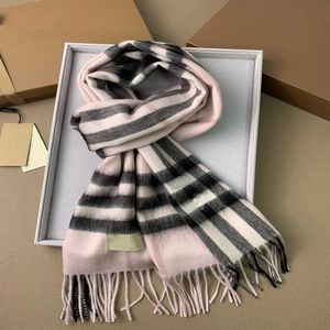 高級レディースカシミアスカーフクラシック格子縞のメンズスカーフは、秋と冬の女性の長いショールスカーフで柔らかく暖かく暖かい