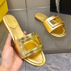 Sandaler Kvinnor Slipper Flats Baguette Wide Brand Slide Baguette Slipper Gold Metallic Leathers Sanal Walking Shoes Outdoor Factory Sale