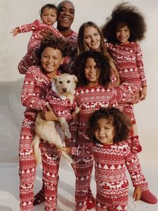 家族を一致させる衣装の年お父さんの母親の子供の睡眠のクリスマスママと私の服のトップ+パンツパジャマ231118