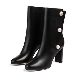 Berühmte Luxus-Damen-Stiefeletten BRINA 85 Originals Schwarz Weiß Runder Kopf Leder Goldring Perlenschnallen Verziert Italien Grobe Absätze Knöchel Kurze Stiefeletten EU 35-43