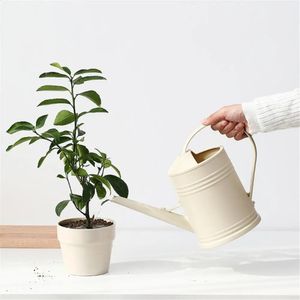 Sprutor 2L Watering Can Large Capacity Inomhusväxter Blomma utomhusträdgård Långt pipverktyg 231118