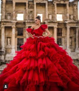 Abiti casual Splendidi abiti da ballo in tulle rosso gonfio con volant Abito da cerimonia lungo formale a strati con balze Lush Ball Bridal