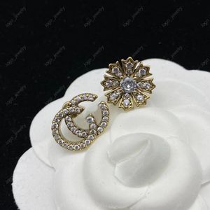 Tenha selos Carta floral Designer assimétrico Brincos de garanhão feminino Material de latão de diamante Moda simples Jóias de marca de alta qualidade com caixa