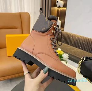 Autumn Winter Women Plat Sole Boots Designer Classic Printed Martin Boots Hardware Buckle Lace Up Non Slides Stora Sole Ladies Ankle Boot