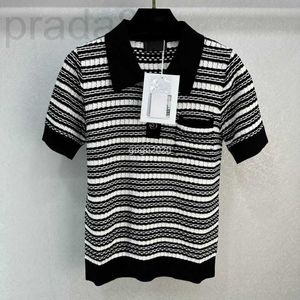 Kadın T-Shirt Tasarımcısı 23SS Yaz Kadın Tee Düğmeler Tişörtleri Mektup Kızları ile Üstler Vintage Mahsul Pist Yakası Boyun Çizgili Streç Kısa Kollu Polo Pullover Gömlek Jjt