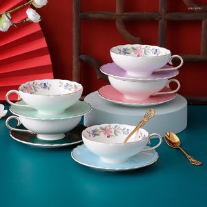 Tazze Piattini Tazza da tè e piattino in porcellana cinese di alta qualità con bordo dorato Piatto da caffè creativo Stoviglie uniche per feste Decorazioni per la casa nordica