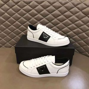 Prades Soft Fashion Casual Shoes Bottom Men Shoes Running Sneakers Itália Popular Elástico Baixo Top Branco Preto Couro Crachá Designer Casuals Sapatos Esportivos 38-45