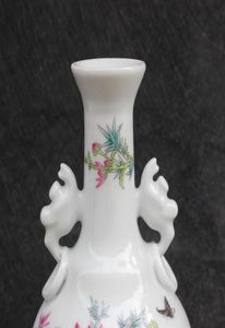 Antyczna porcelanowa pastelowa wzór kwiatów amphora butelka