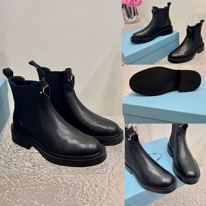 Neue Damenstiefel, Designerstiefel, Winterstiefel, Lederstiefel mit dreieckigem Logo auf dem Obermaterial. Stiefeletten. Martin-Stiefel mit klassischer Eleganz. Motorradstiefel. Große Größe 35 42