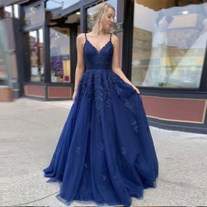 Апплфинаты Tulle Prom Dress Deep V-образное выстрел спагетти до полу доли плюс размер