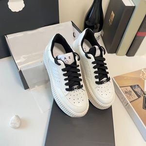 casual skor kvinnors varumärke skor resor läder snörning sneakers mode kvinnors platt löpskor bokstäver kvinnor skor tjocka solade mäns fitness sneakers