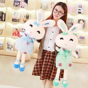 I giocattoli di peluche di coniglio indossano bambole di pezza di coniglio con gonna che inviano regali di compleanno creativi alle bambine