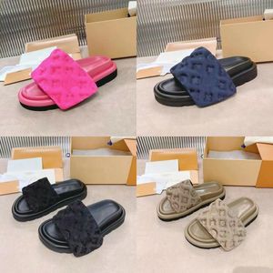 2023 Lyxmärke Kvinnor Tofflor Poolkudde Platt klack Comfort Mule Herr Designertofflor Mode flip flop Slide Hög kvalitet Casual Beach utomhus plattformssandaler