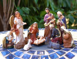 Obiekty dekoracyjne figurki świąteczne dekoracja szopka Zestaw sceny ornament w pomieszczenia łóżeczko w pomieszczeniach Baby Jesus Statue Prezent 230419