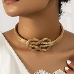 Choker Einfache verdrehte Halskette für Frauen Elegante modische runde kreisförmige offene Knoten-Goldfarben-Metallschlüsselbein-Halsketten-Schmucksachen