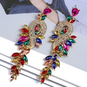 Kolczyki wiszące dla kobiet dla kobiet luksusowe i eleganckie metalowe puste łańcuch liści kryształowy mrugnięcie biżuteria akcesoria 231120