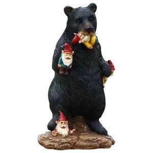 Dekorativa föremål Figurer Black Bear Eating Gnomes Funny Statue Creative Harts Decoration Inomhus Utomhus Garden Lawn Patio Dekorationer 230419