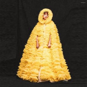 Casual Dresses Designs En linje Tiered Ruffled Tulle Ball Gown Gloden Yellow Pleated Party Dress with Hat Cloak Prom Celebrity Robes