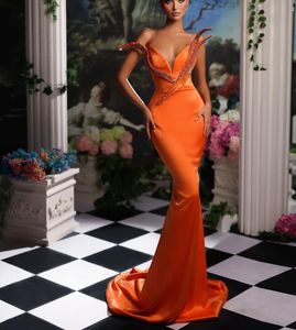 Luxus Orange Meerjungfrau Ballkleider Ärmellos V-Ausschnitt Applikationen Pailletten Perlen Bodenlangen Diamanten Satin Feder Abendkleid Brautkleider Plus Größe Nach Maß