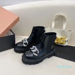 Conjunto de designer de moda botas de tornozelo veículo motorizado senhoras corrente de couro preto outono e inverno qualidade casual trabalho grosso sapatos femininos