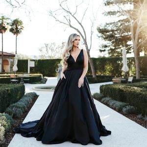 Robes de mariée gothiques noires élégantes longues en satin avec poches a-ligne col en v balayage train robe de mariée avec fermeture éclair Corset dos robe de mariée robes pour femmes