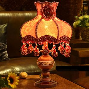 Table Lamps Retro Classical Art Deco LED Lamp Modern Fabric Home Decoration Bedside Princess Wedding Study Resin