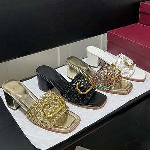 디자이너 샌들 레이디스 패션 슬리퍼 여성 신발 구멍 금속 버클 플랫 바닥 웨딩 파티 하이힐